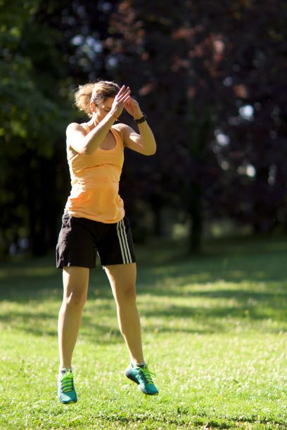 Fille squat jump outdoor